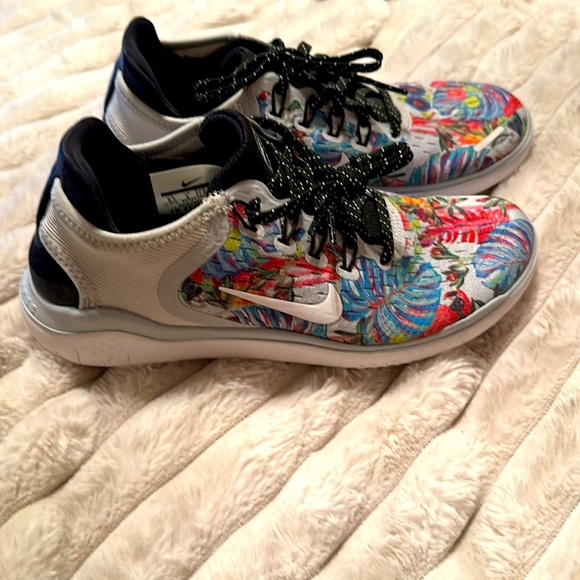 NIKE FREE RN GREY WITH TROPICAL FLORALS - Picture 2 of 6